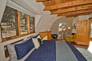 Master Bedroom with King Bed and Reading Nook (1)