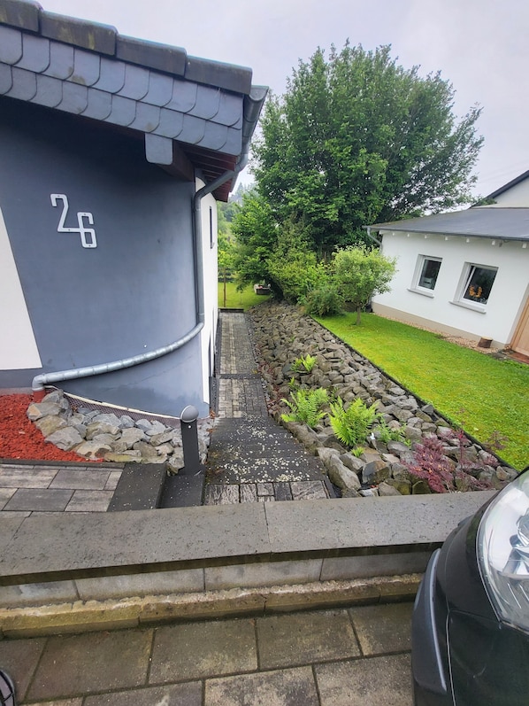 Parkplatz mit Sicht Richtung Eingang