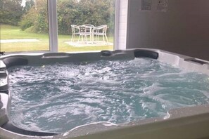 Indoor spa tub