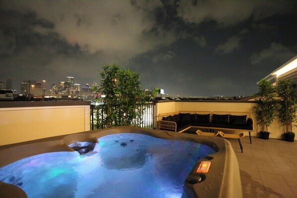 Outdoor spa tub