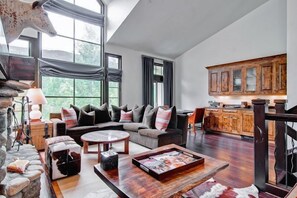 Find peace and relaxation with your close friends and family in this stunning living room featuring natural decor.