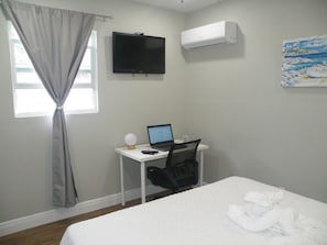 Fast WIFi connection, work space, Roku TV, AC and queen size bed
