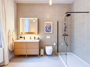 Large bathroom with floor-to-ceiling rain shower