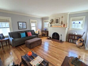 Livingroom with Fireplace