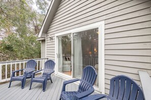 Relax in the back deck -- Enjoy coffee or drinks with serene forest views.