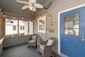 Front porch that connects to the kitchen