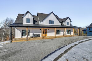 House Exterior | Circular Driveway (5 Vehicles)