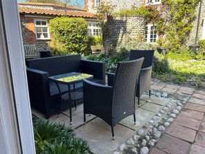 Just yards from the quay and amenities.  Enjoy the outside in warmer months !
