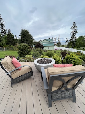 The deck features a propane fire pit that is available spring-fall.