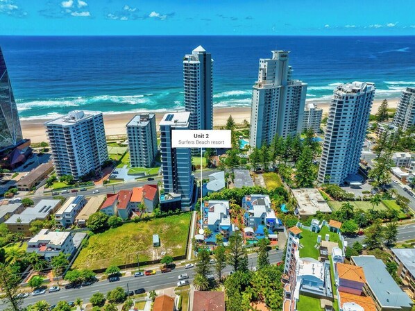Located close to the beach and in between Broadbeach and Surfers Paradise