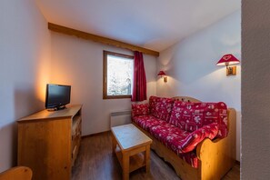 A charming single-bed corner with warm decor, ideal for a peaceful night’s rest.