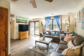 Living Room | Free WiFi | Smart TV | Central A/C