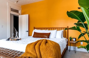 Enjoy a restful night in our elegantly designed bedroom with soft linens, ambient lighting, and a welcoming vibe that screams luxury! Your ideal Airbnb escape awaits 😎🌿