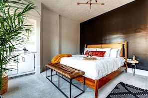 Step into our dreamy bedroom designed for relaxation and style, offering a blend of luxury and comfort to make your stay unforgettable! Enjoy every moment 😎🌿