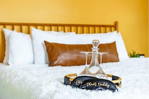 Our bedroom boasts a tranquil setting with premium bedding and tasteful decor—perfect for unwinding after a busy day of exploring! Experience pure comfort 😎🌿