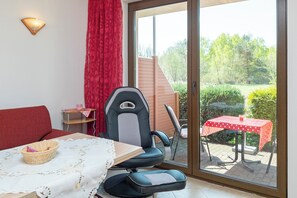Wohnbereich mit Sofa und Blick zur Terrasse
