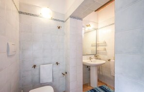 Flooring, Badezimmer, Interior Design, Fussboden, Armatur, Bad Sink, Decke, Zimmer, Installation, Sinken