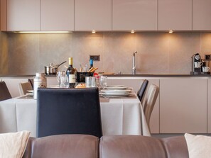 Meubles, Design Intérieur, Cuisine, Comptoir, Appareil De Cuisine, Sol, Luminaire, Éclairage, Cabinetry, Domicile
