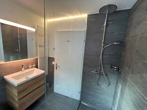 Sol, Luminaire Plomberie, Sol, Salle De Bains, Design Intérieur, Plomberie, Tuile, Robinet, Verre