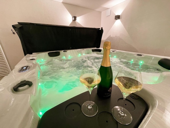 Indoor spa tub