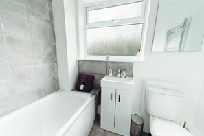 Flat 10 bathroom
