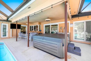 Back Yard / Jacuzzi/ Bar