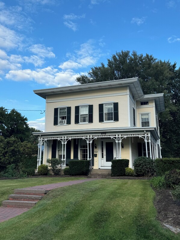 Apartment is attached to this main house. It is an in-law apartment.