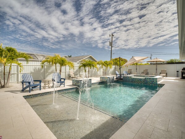 Poolside is my best side!