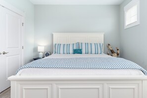 PRIMARY BEDROOM - KING BED