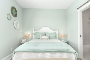 2ND BEDROOM - QUEEN BED