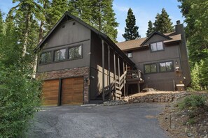 Parking for 2 in driveway and 2 in garage