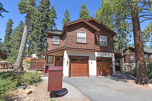 1 car driveway and 1 car garage parking, 17 mins to Northstar Resort