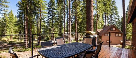 Deck with table with seating for 6