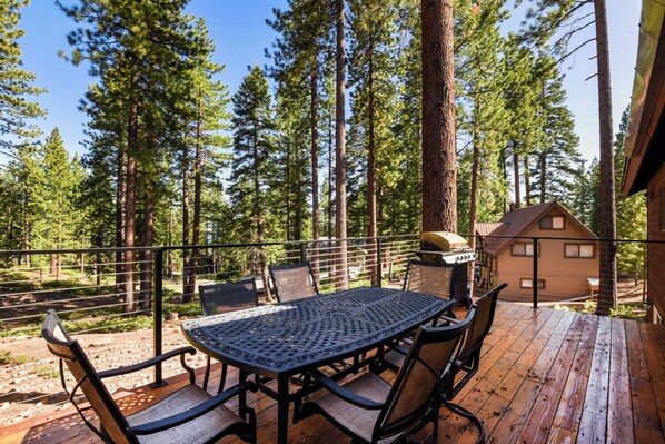Deck with table with seating for 6