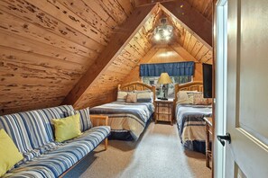 3rd bedroom: 2 Full beds, Futon and Smart TV (2nd floor)