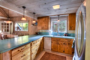 Full kitchen w/ drip coffee pot, toaster, wine ware and more!