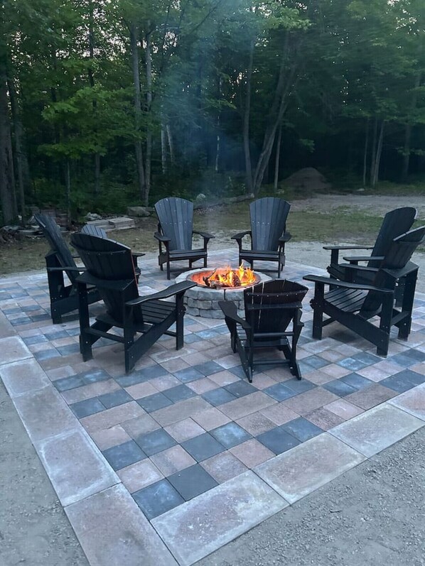 Bougie fire pit surround