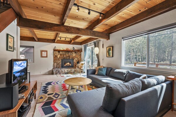 Cozy and spacious living area with TV and fireplace