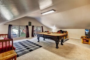 Media room w/ Smart TV, pool table