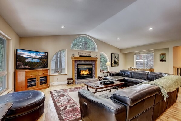 Living room w/ Smart TV, gas fireplace, foosball table