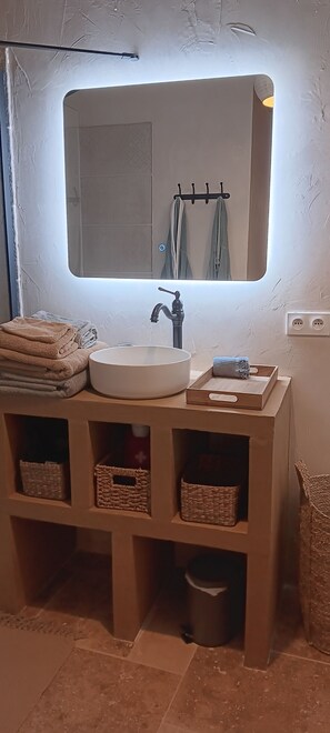 Salle de Bain avec douche 