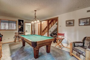 Game room w/ pool table