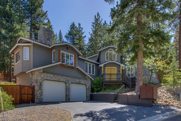 Driveway & garage parking