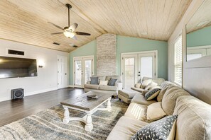 Living Room | 1st Floor | Flat-Screen TV | Central Heating & A/C | Free WiFi
