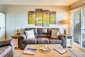 Living Room | Central Heating & A/C | Smart TV | Free WiFi