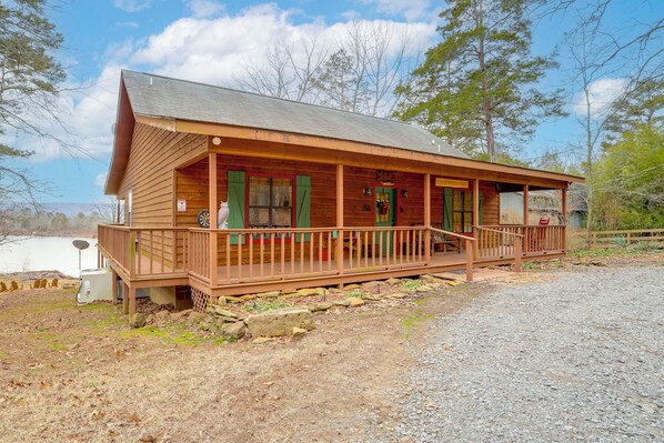 Greers Ferry Vacation Rental | 2BR | 2BA | 1,300 Sq Ft | Step to Enter