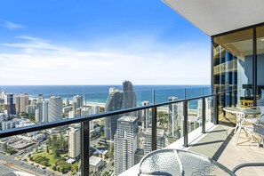 Enjoy your morning coffee in this spacious balcony overlooking the ocean/city
