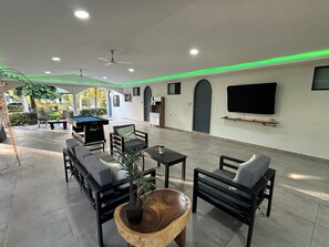 Common Area-Smart TV, seating, multi game table, dartboard, hammocks, WiFi