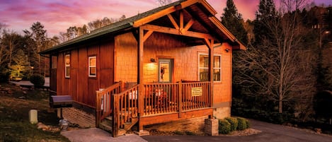 Front of the cabin with parking for 3 cars