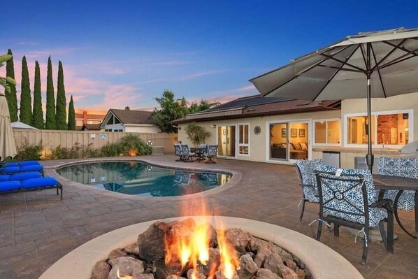 Solar-heated pool, fire pit (not operable), outdoor seating, views of Cowles Mountain